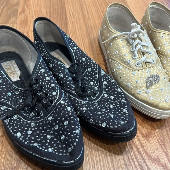 Vintage Cache bundle of 2 hand painted embellished sneakers women’s size 7 - Picture 15 of 16